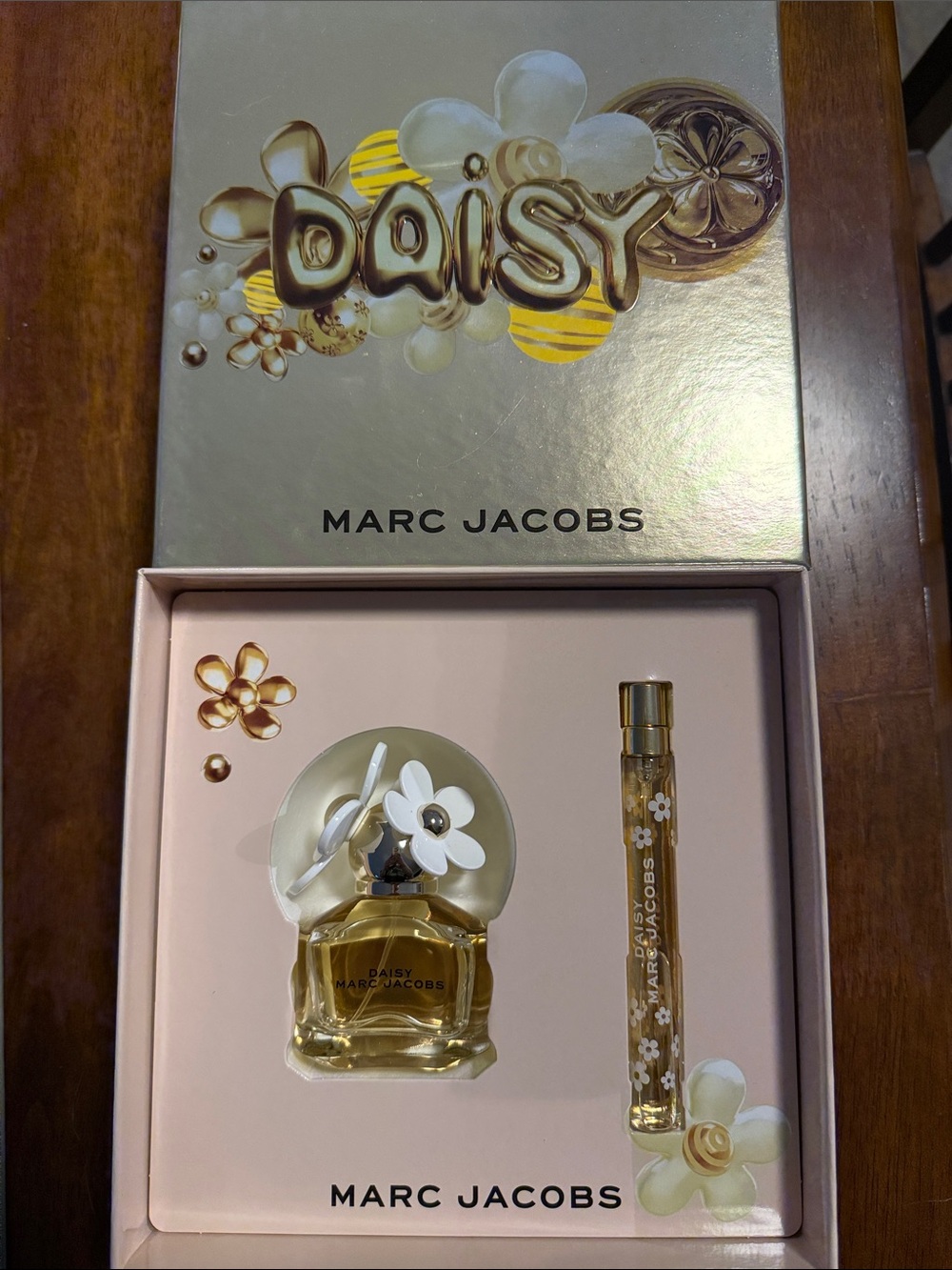 Marc Jacobs Daisy Gift Set - Gold & Pink Accents